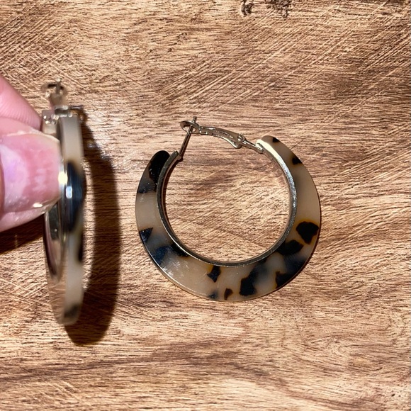 Tortoise Print 🐢 Lever Back Hoop Earrings NEW Light Weight Iconic Safari - Picture 5 of 9